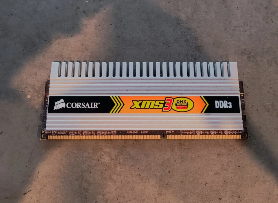 Corsair CM3X1024-1333C9DHX XMS-1333Mhz PC3-10600 DDR3 1GB 1.5V Desktop Ram - Image 2 of 2