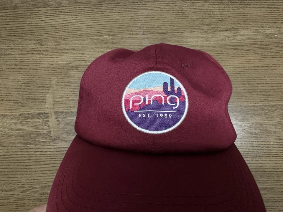 Sombrero de golf PING granate gorra ajustable parche desierto logotipo SensorCool 1959 Foto 2 de 4