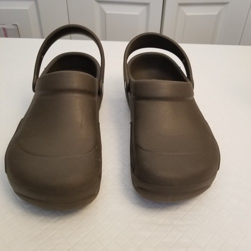  Herren Crocs Arbeit rutschfeste, nicht markierende Clogs Sandale braun US Größe 10