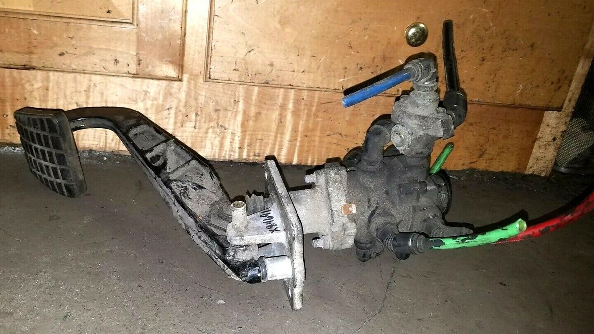 Bendix T-290181-f Brake Valve Freightliner Pedal A12-21303 Bendix T-290181-f Brake Valve Freightliner Pedal A12-21303