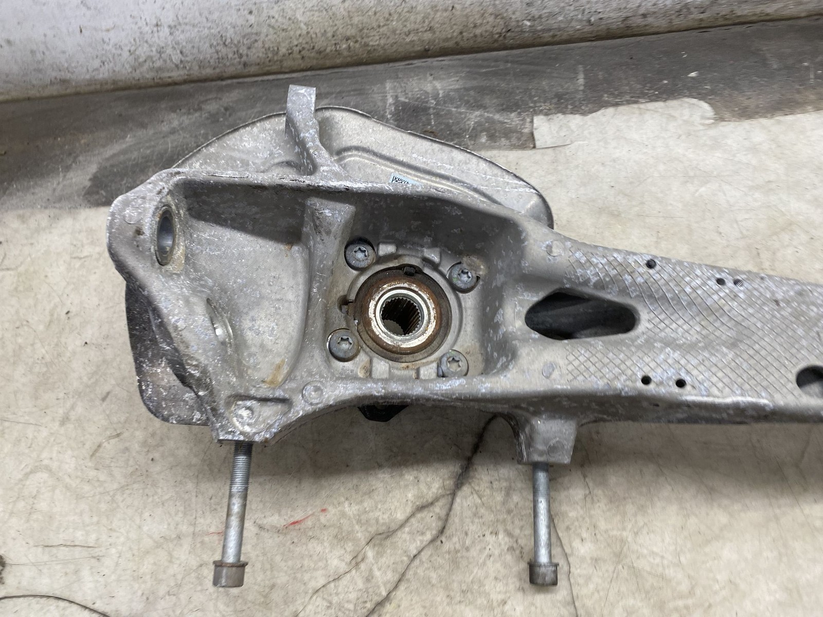 2020-2024 ASTON MARTIN DBX OEM 4.0L V8 FRONT RIGHT SPINDLE KNUCKLE WHEEL HUB