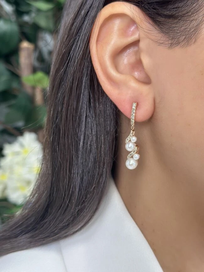 Pendientes colgantes LeVian de oro rosa de 14 quilates con diamantes blancos de perlas de agua dulce de 0,55 quilates Foto 2 de 4