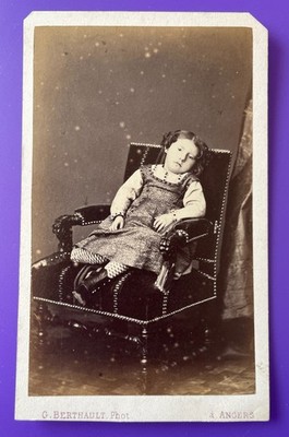 Foto CDV 1866 BERTHAULT ANGERS Post mortem Photo von Eléonore, 6 Jahre B130