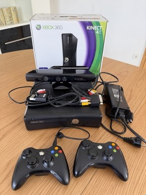 Xbox 360 S Slim 4GB Konsole + Zubehörpaket mit Kinect & 2 Controllern
