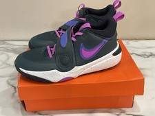 Nike Team Hustle D11 Basketball Shoes Sneakers Deep Jungle/Fuchsia Dream Size 7Y