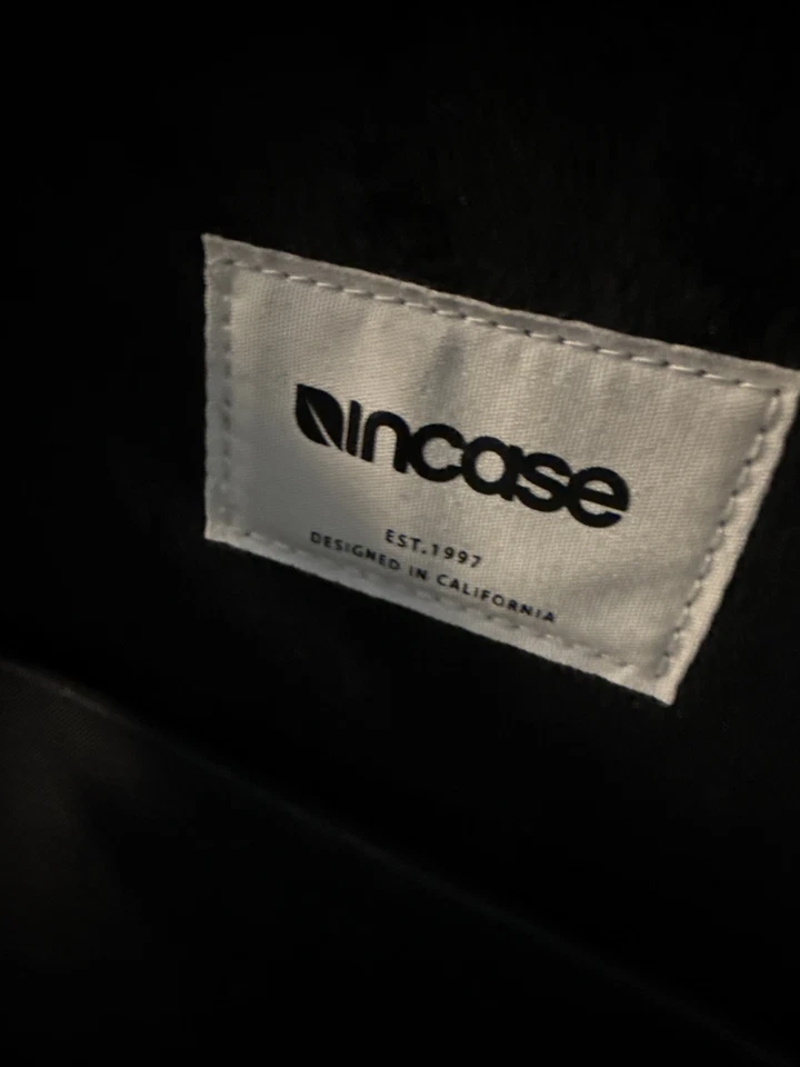 Рюкзак тонкий Incase Icon (угольный) - Изображение 2 из 4