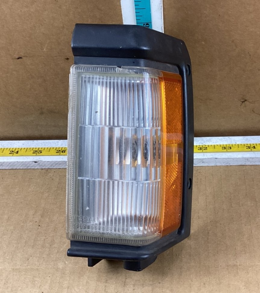 1990-1995 Nissan Pathfinder Left Driver Side Corner/Park Turn Signal Light OEM.