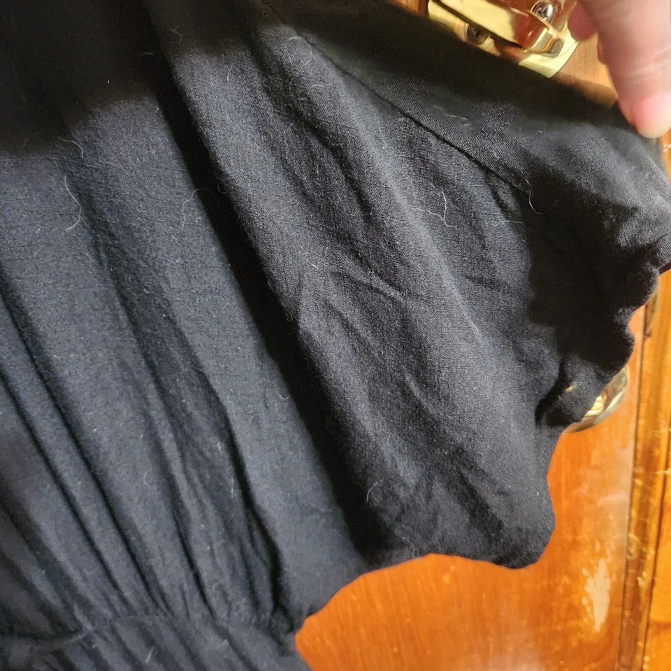 Mono mediano para mujer color mostaza cuello en V manga aleteada pierna ancha NEGRO Foto 4 de 4