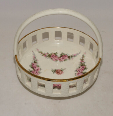 Max Rösler Rodach Rosengirlande Henkelkorb Nr.: 4919/00 Goldrand H. 11,5 cm