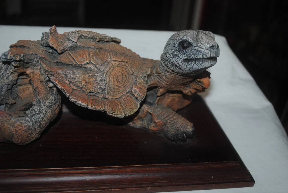 Figura de tortuga grande / escultura de resina Galería Marka, Colección Maiku, inusual Foto 3 de 4