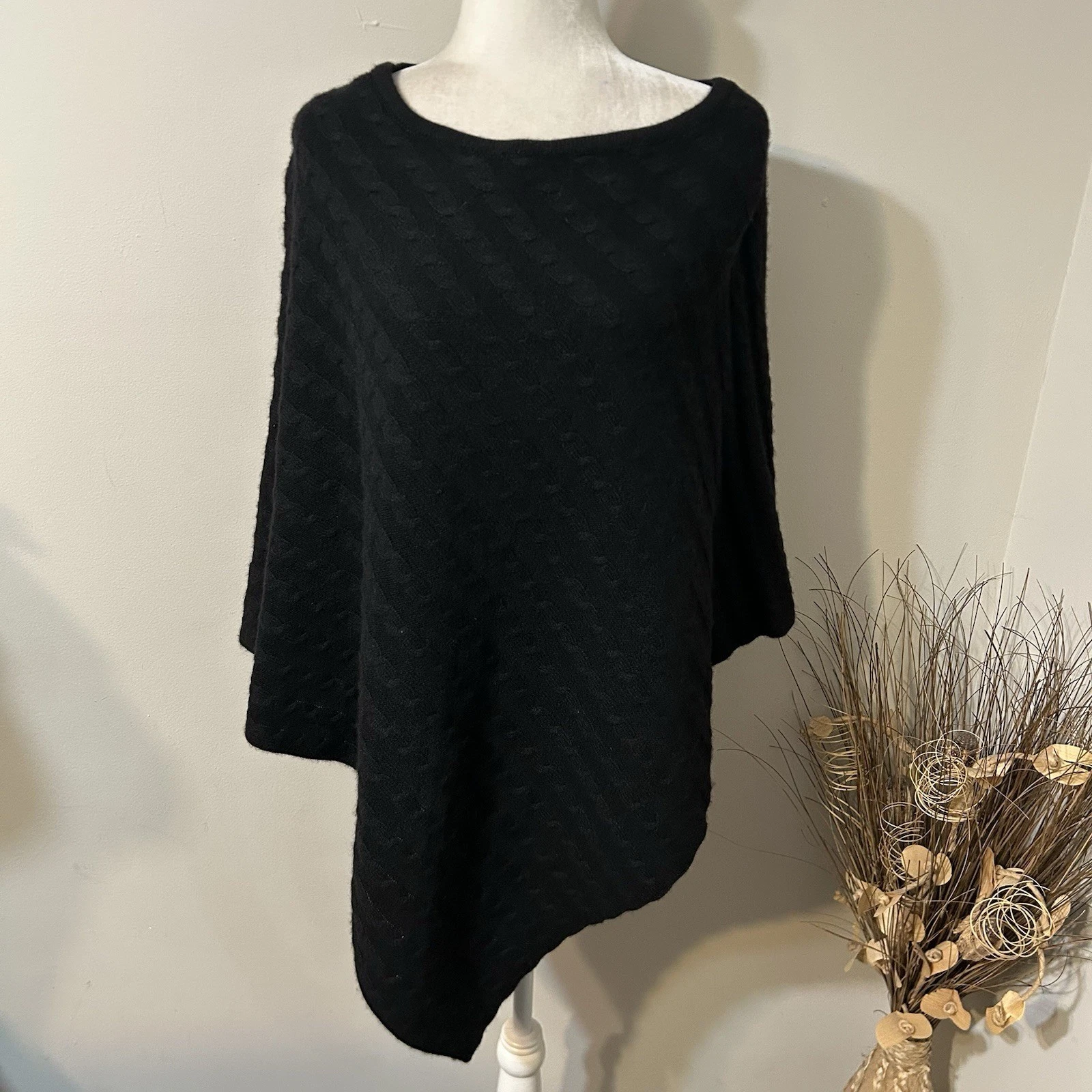 NWT 100% Cashmere Asymmetric Boat Neck Cable Knit Black Poncho Cape One Size
Opens in a new window o