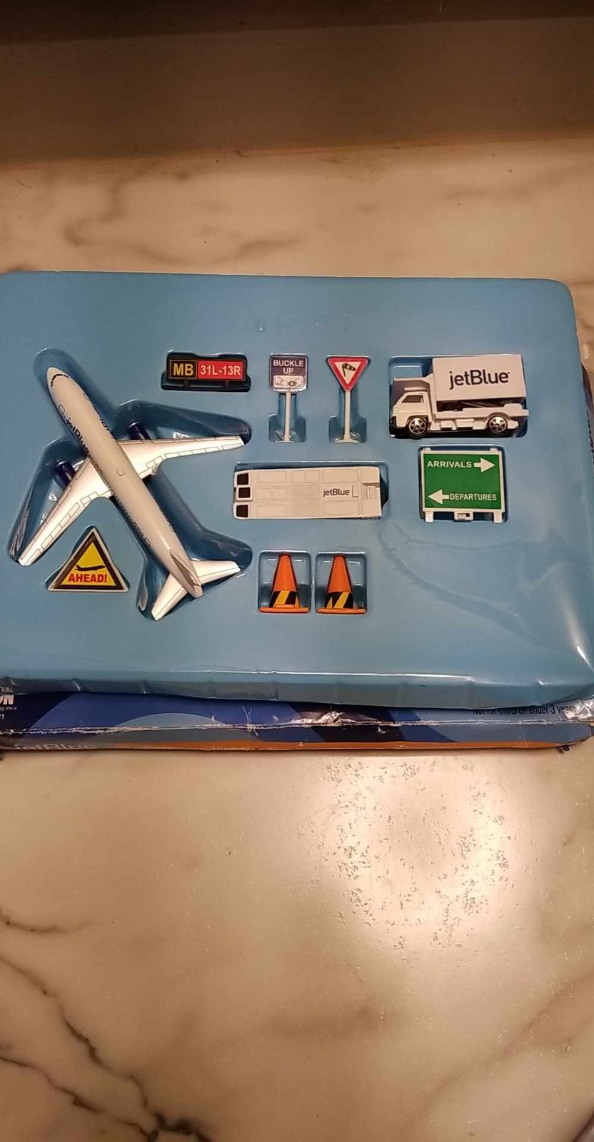Jetblue Die-Cast Airport Playset (11 Pieces in Set)