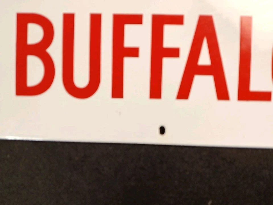 Letrero de búfalo de porcelana vintage - metal blanco con letras rojas 5,5" x 12" 8,4 oz Foto 4 de 4