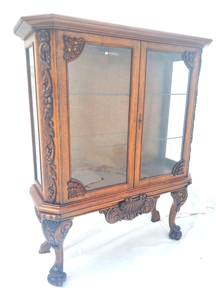 Antiguo gabinete de exhibición de roble con patas de garra y talla ornamentada Foto 2 de 4