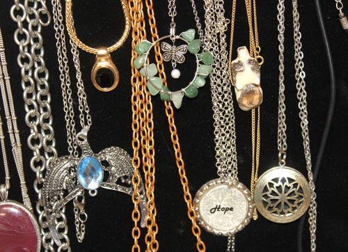 Lot of 15 Pendant Assorted Mixed Variety Necklaces (N139) - Picture 9 of 10