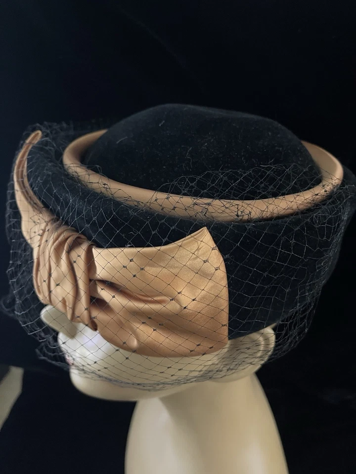 Chapéu caixa de comprimidos vintage 1950s Noreen moda veludo preto com véu e laço de cetim Itália - Imagem 2 de 4