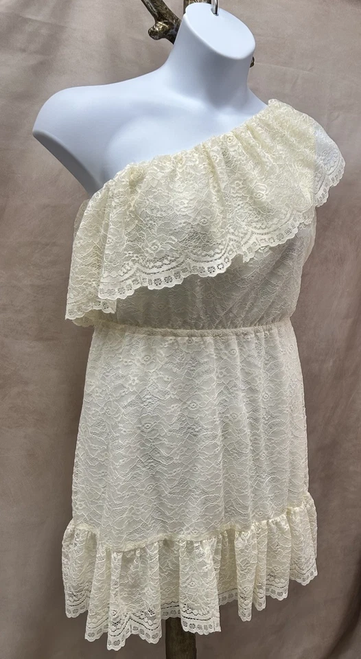 Vestido Love Fire Hombro Único Crema Encaje Ajuste y Acampanado Talla L Foto 2 de 4