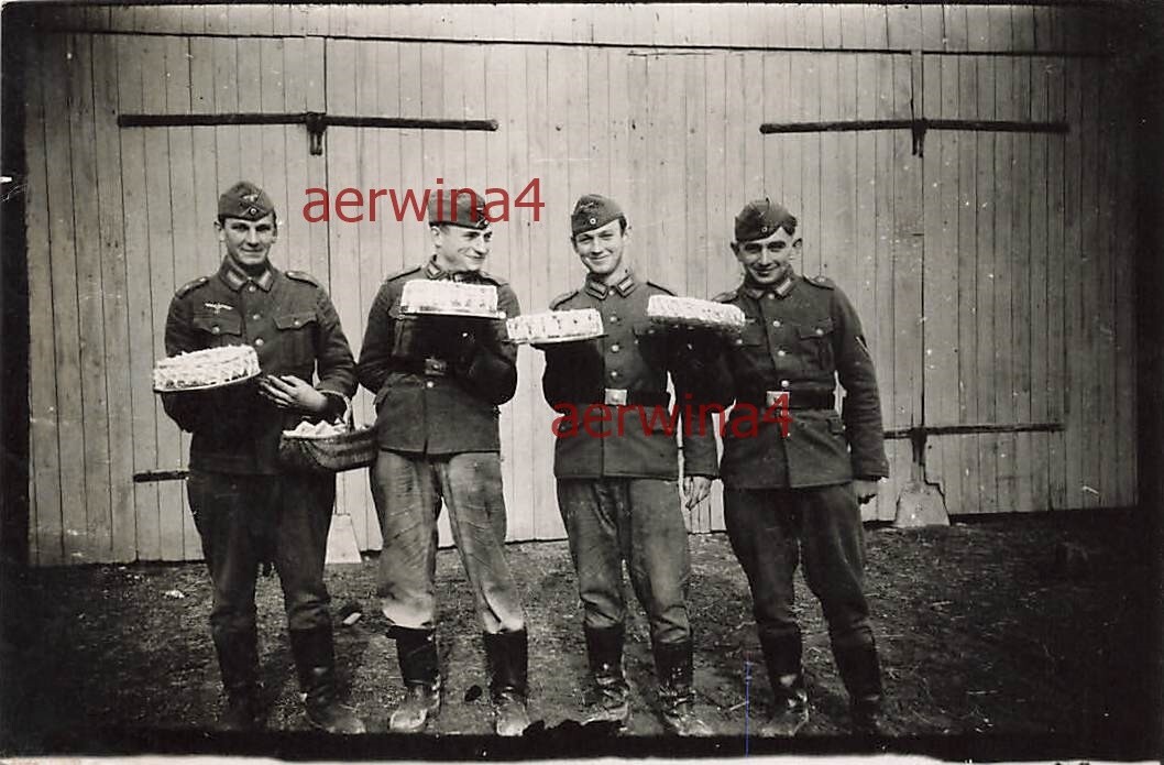 Soldados alemanes con tartas de crema antes de la celebración