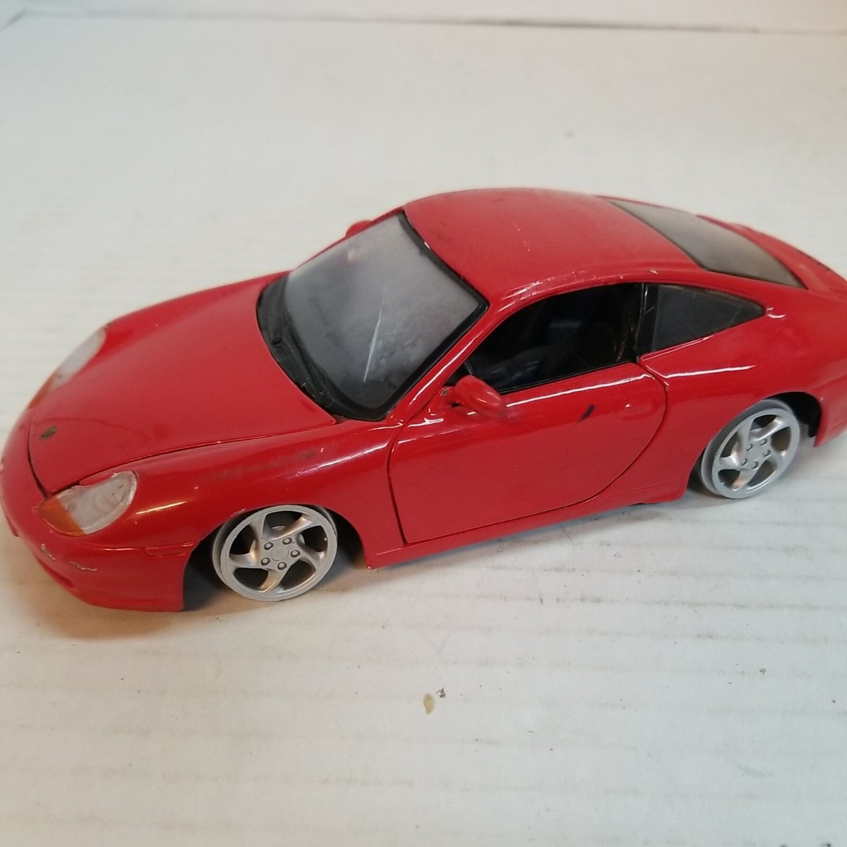 マイストMaisto 1:24 1997 Porsche 911 Carrera Maisto Diecast 1997 Porsche 911 Carrera 1/24th Scale; No