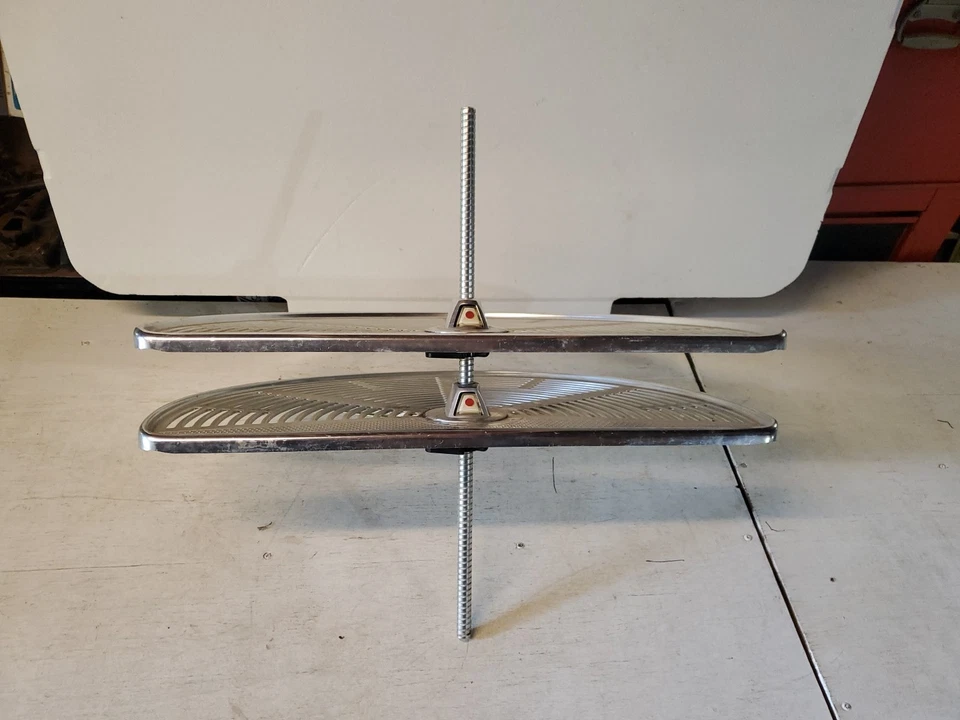 Antiguo torniquete doble Icebox o refrigerador aluminio media luna con botón rojo Foto 2 de 4