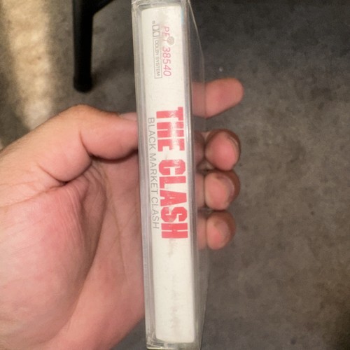 THE CLASH BLACK MARKET CLASH CASSETTE RARE VINT 80 PET 38540 REISSUE COMP EPIC - Picture 2 of 4