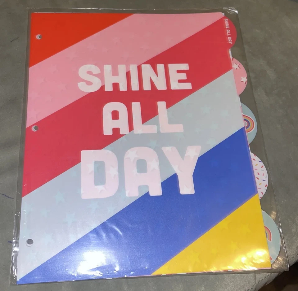 Los divisores de plástico de 3 anillos Staples Better brillan todo el día con 5 divisores nuevos con etiquetas. Foto 2 de 4