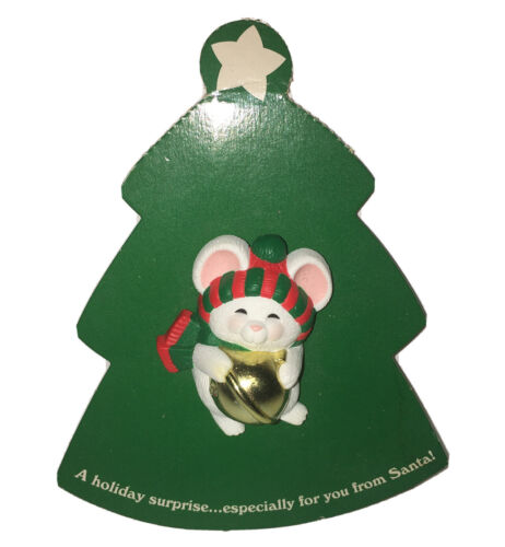 Vintage Hallmark White Christmas Mouse Gold Tone Bell Red Green Acrylic Pin  - Afbeelding 1 van 6