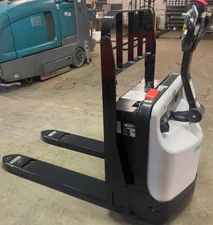 WLX ELECTRIC PALLET JACK 4500LB CAP 24V  BUILT IN CHARGER 45X26 Includes Freight