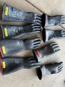 Salisbury by Honeywell Class 0 Size 8-9 Rubber Lineman's Glove - Black