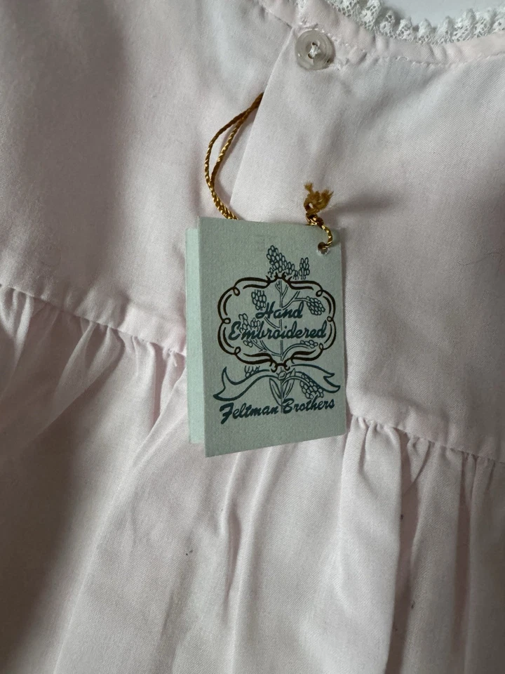 Mameluco de colección Feltman Brothers Pink Bishop rosas caladas encaje plisado burbuja, 24M Foto 4 de 4