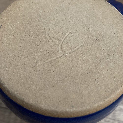 Yellowstone Kunstkeramik Becher Grizzlybär kobaltblau Topf Bauch signiert Steinzeug - Bild 8 von 9