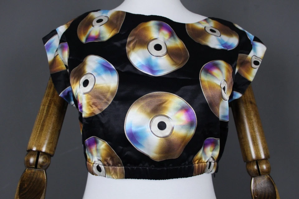 Blusa cropped H&Moschino multicolor bolinhas manga curta gola barco tamanho P - Imagem 3 de 4