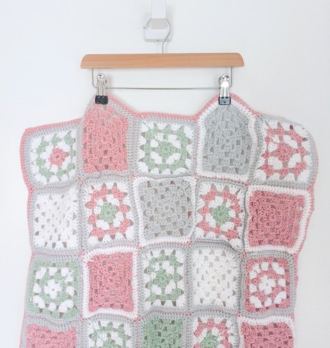 Manta cuadrada de ganchillo hecha a mano con estampado rosa Cottagecore - Imagen 3 de 11