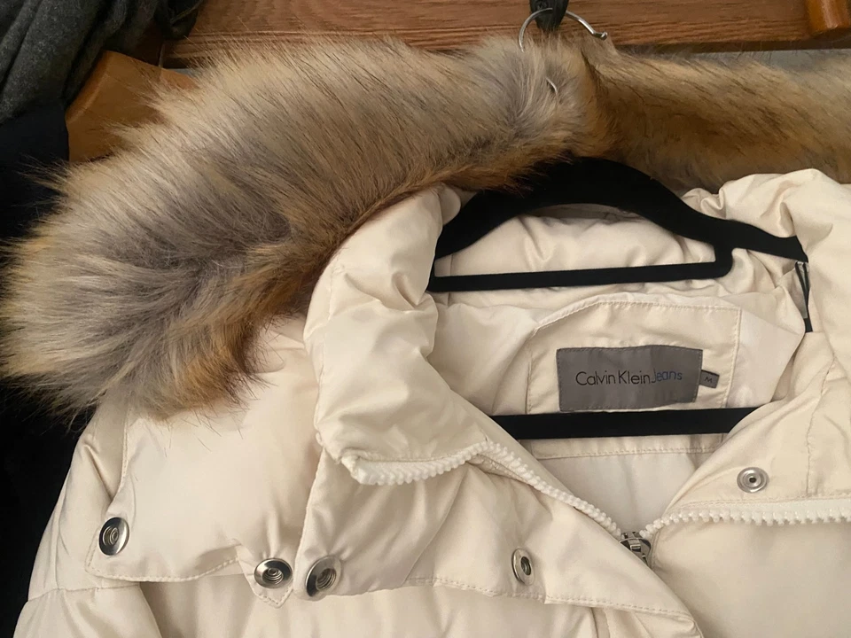 Gorgeous CALVIN KLEIN JEANS off-white puffa jacket, size M - Image 3 of 4