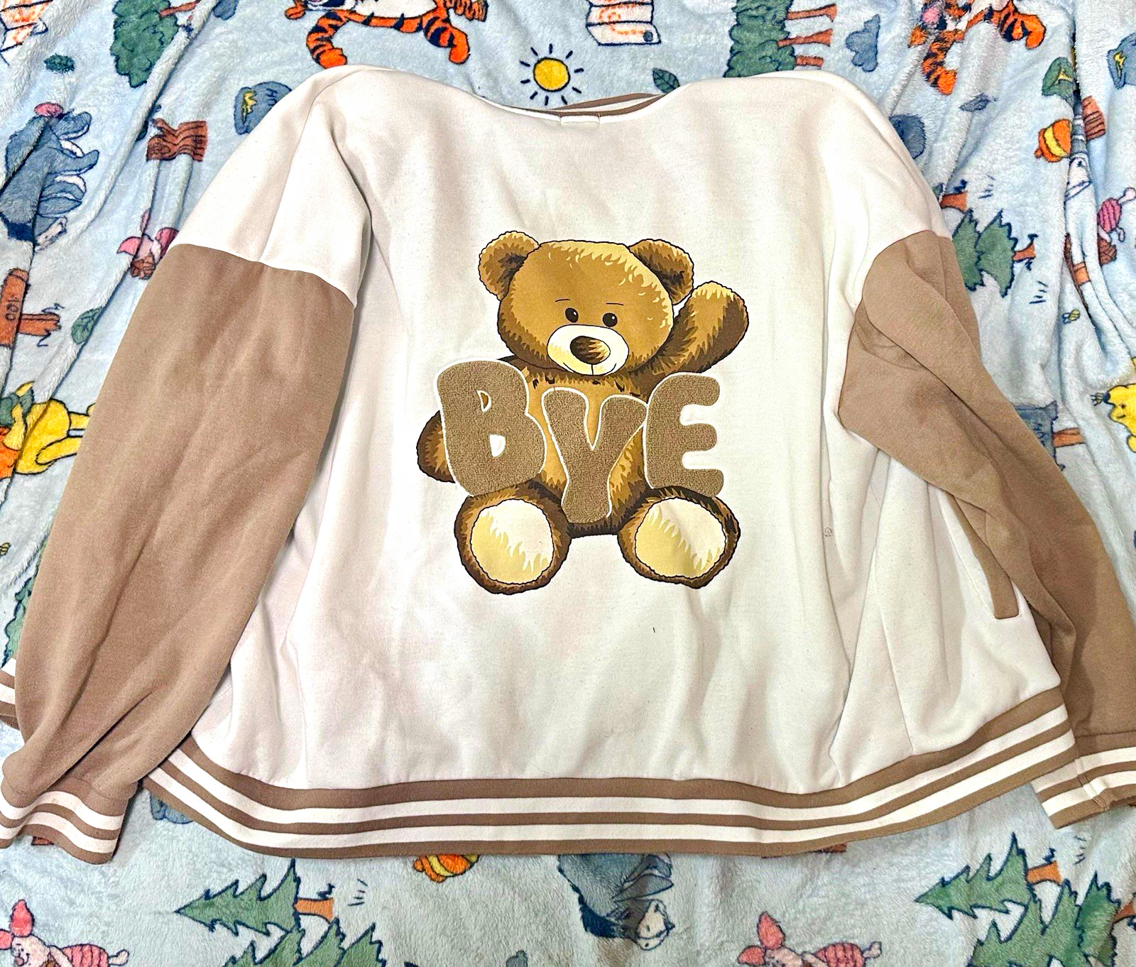 Women’s White/Brown Bear Graphic Print Pullover Sweatshirt Crew Neck