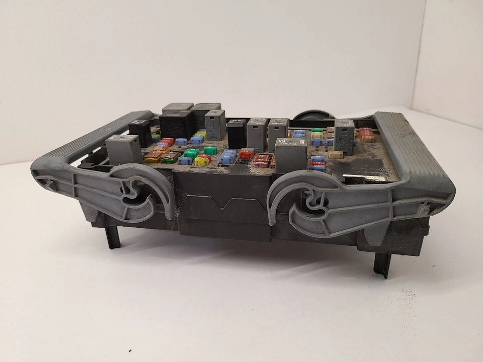 2010 2011 2012 2013 2014 CADILLAC ESCALADE  Fuse Box Engine  Foto 2 de 4