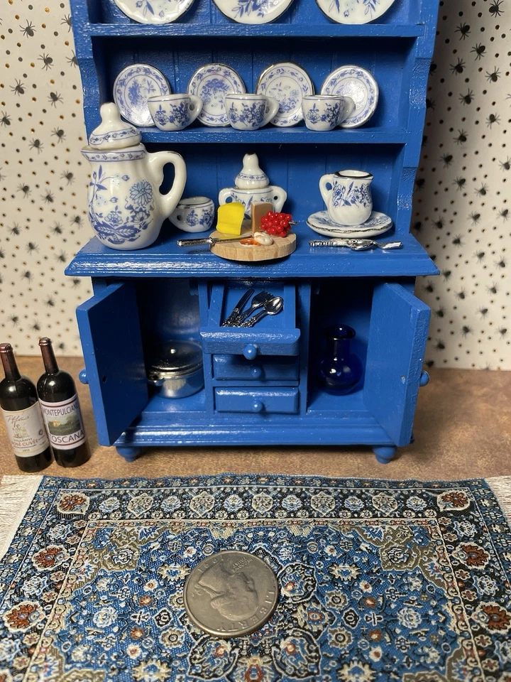 Armario de madera en miniatura escala 1:12 con platos ollas alfombra Foto 4 de 4