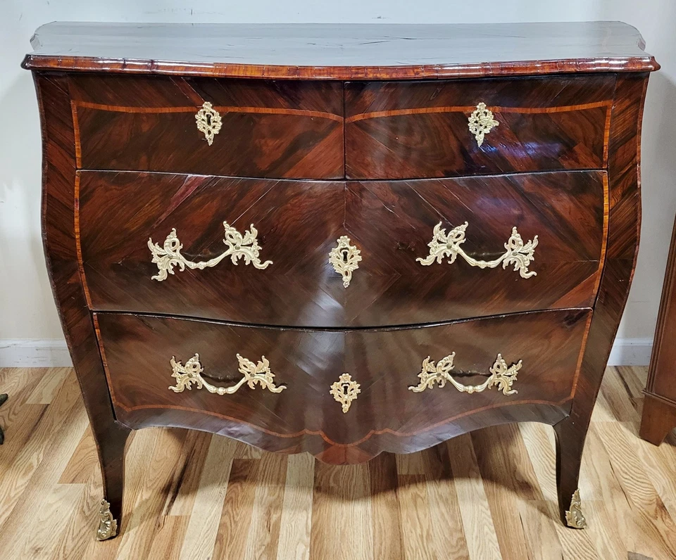 Cómoda antigua francesa del siglo XVIII Luis XV con incrustaciones de palo de rosa y BRONCE Foto 3 de 4