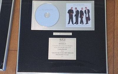 BPI Award East 17 ''Around the World HIT Singles'' x 2 PLATIN. Original 