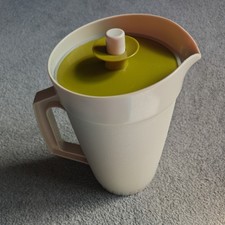 Vintage Tupperware 2 QT Beige Pitcher withGREEN Push Button Vacuum Lid  # 800-9