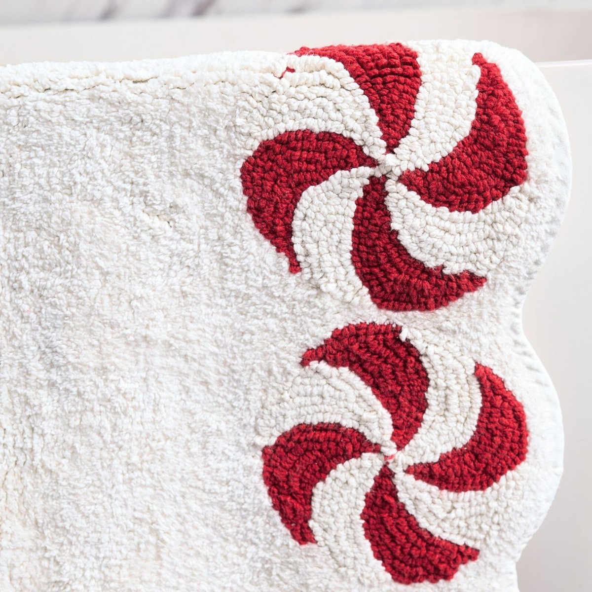 POTTERY BARN Peppermint Swirl Bath Rug, 100% Cotton, 21