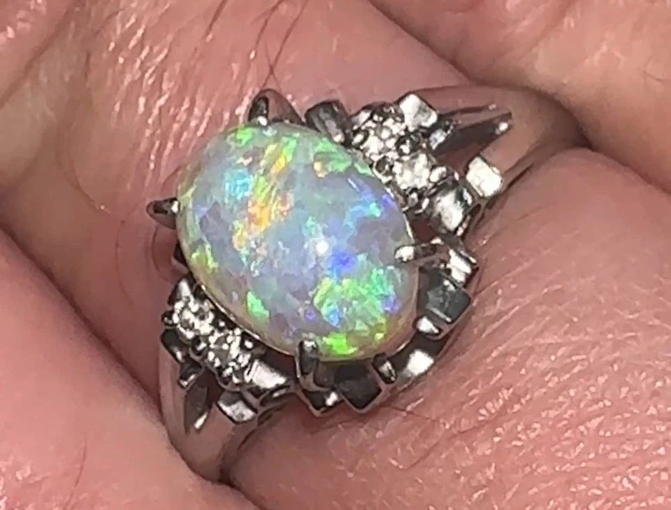 Anillo de platino de 0,85 quilates de ópalo australiano con detalles de diamantes naturales talla 6,25 Foto 2 de 4