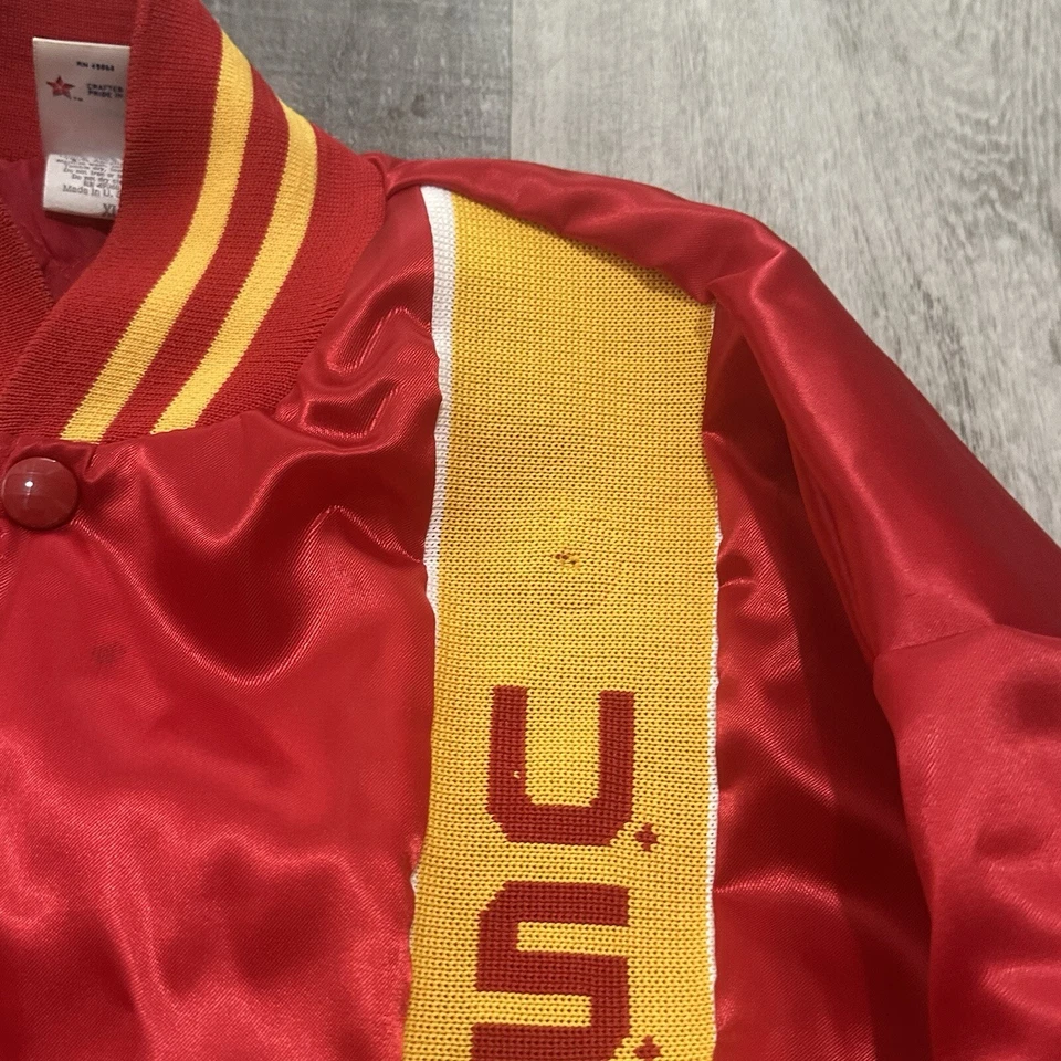 Chaqueta de bombardero vintage roja satinada de los marines de Estados Unidos frontal a presión talla XL forrada con edredón Foto 2 de 4