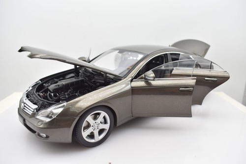 Modellino auto scala 1:18 Mercedes Benz CLS Kyosho diecast modellismo statico r3