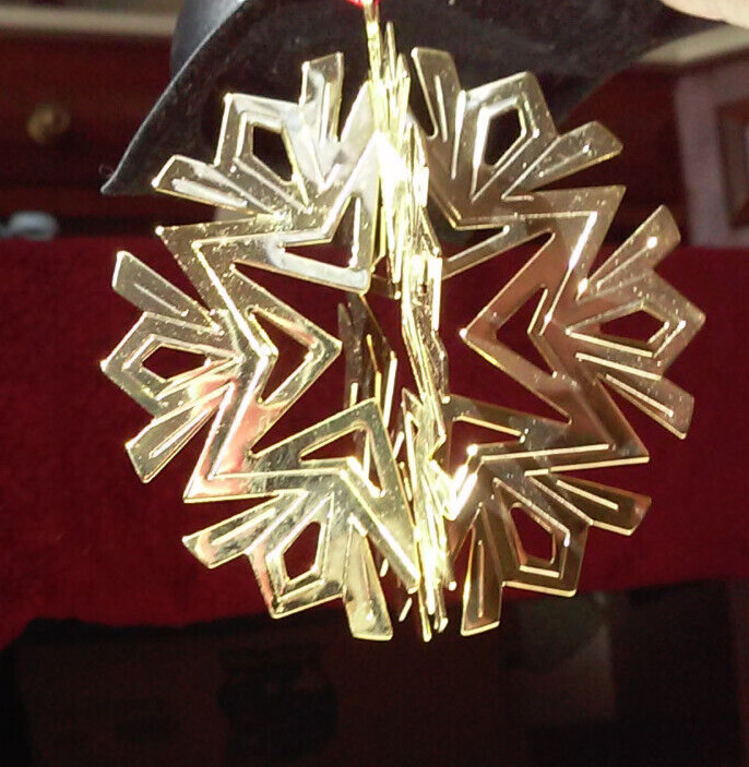 THINGS REMEMBERED ORNAMENT, 3D SNOWFLAKE,(Back dated 1994) REFLECTIVE. NEW.