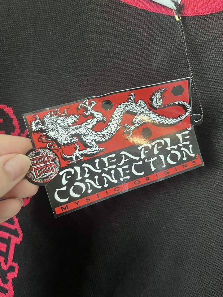 Suéter Mystic Origins Pineapple Connection Cuello Redondo Espalda Rojo Anime Japonés Y2K Foto 4 de 4