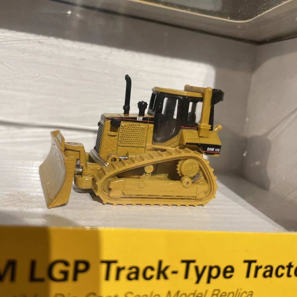 NORSCOT #55108  Caterpillar D5M LGP Track Type Bulldozer  H.O.Scale 1:87 Scale  - Image 2 of 4