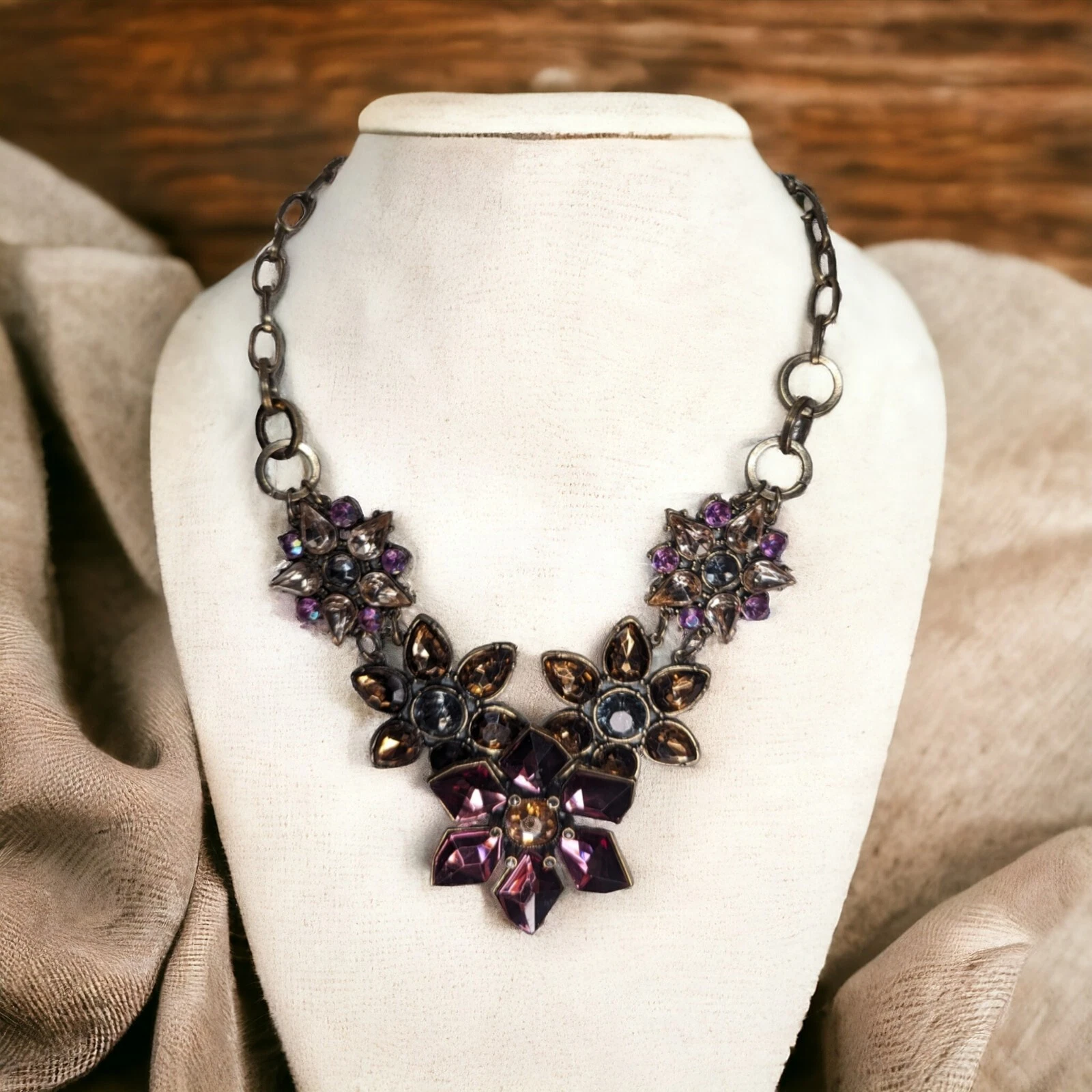 VETEMENTS COLLANA GIROCOLLO MULTICOLORE PIETRE ACRILICHE MAGLIE FIORI DORATI STILE RINASCIMENTALE