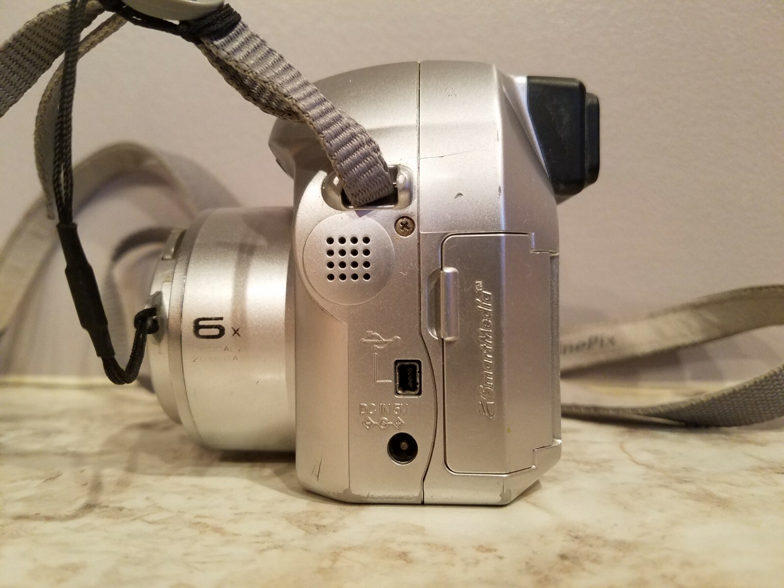 Fujifilm FinePix 2800 Zoom 2.0MP Digital Camera 6x Optical W/ Strap