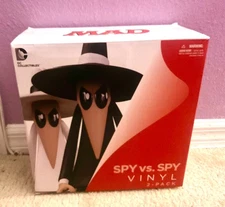MAD 2012 Spy vs Spy  9” Vinyl Figures DC Collectibles w/ Accessories & Box